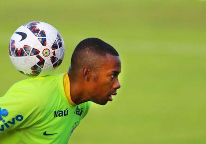 Robinho faz malabarismo com a bola no treinamento do Brasil.