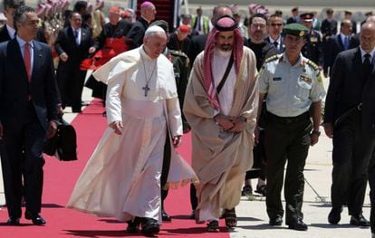O papa recebido pelo príncipe Ghazi da Jordânia.