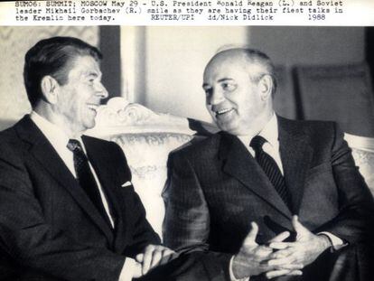 Ronald Reagan e Mikhail Gorbatchov na Rússia em 88.