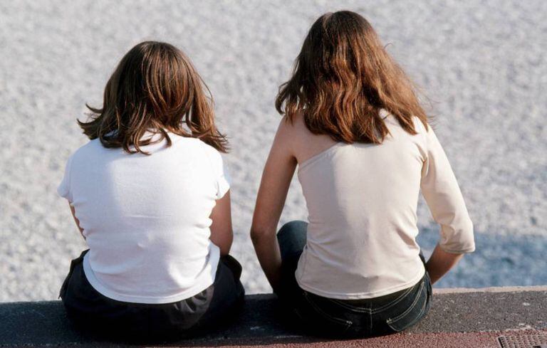 Duas meninas à beira da praia.