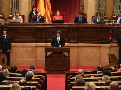 Carles Puigdemont nesta terça-feira, durante seu discurso no Parlamento catalão.