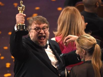 O mexicano Guillermo del Toro com seu Oscar de melhor diretor. 