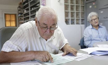 José Aloysio Neumann, de 82 anos, trabalha diariamente em sua corretora de seguros. 
