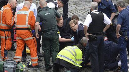 O deputado Tobias Ellwood tenta reanimar o agente ferido, nesta quarta-feira, em Londres.