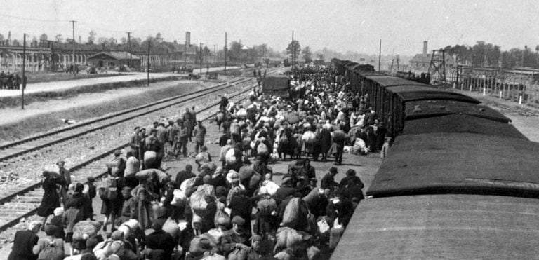 Centenas de judeus descem de um trem no campo de extermínio de Auschwitz-Birkenau