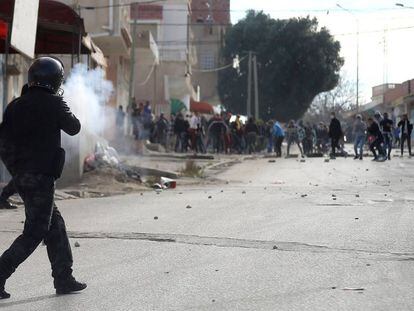 Enfrentamento entre a polícia antidistúrbios e manifestantes na terça-feira em Kasserine (norte da Tunísia). 