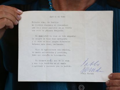Berta Teitelboim mostra a versão preliminar recentemente encontrada do soneto ‘Sangre de Toro’, em 22 de setembro em Santiago.