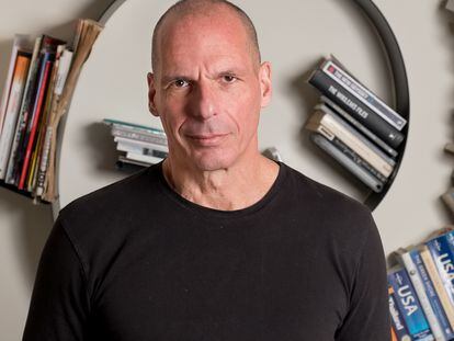 Yanis Varoufakis fotografado em sua casa, em Atenas, no dia 8 de março de 2021.