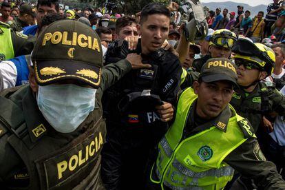 Policial venezuelano, depois de atravessar para a Colômbia em 23 de fevereiro passado.