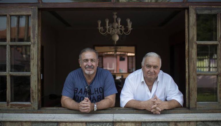 Natalino e Jerominho na janela de casa, em Campo Grande.