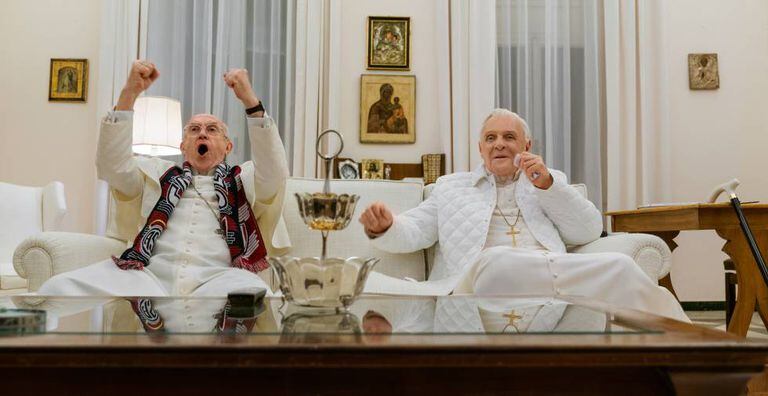 Um fotograma de 'Dois papas', com Jonathan Pryce e Anthony Hopkins.