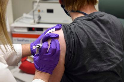 Um voluntário nos testes da vacina desenvolvida pela Pfizer e BioNTech recebe uma dose.