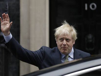 O primeiro-ministro británico, Boris Johnson, a caminho do palácio de Buckingham após vencer as eleições.
