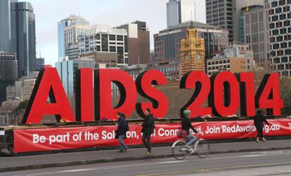 Cartaz em Melbourne, onde se realiza a confer&ecirc;ncia mundial da Aids. Pessoas deixam flores em homenagem aos 100 especialistas que morreram no voo da Malaysia Airlines, que caiu na Ucr&acirc;nia.