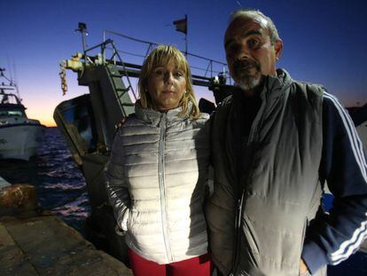José Durá e sua mulher, Pepi Ir-lhes, no porto de Santa Pola, enquanto esperam notícias de seu filho.