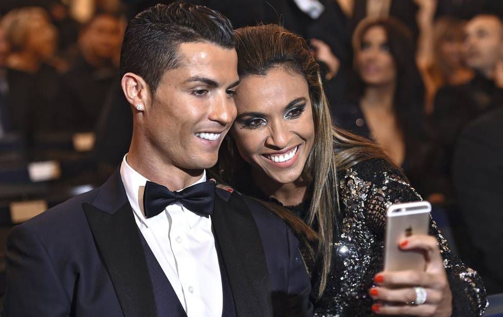 Marta faz uma selfie com Cristiano Ronaldo em 2015