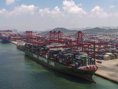 Um cargueiro no porto de Qingdao (leste da China), em 6 de agosto.
