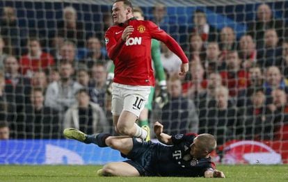 Schweinsteiger, na entrada a Rooney que lhe custou a segunda amarela.