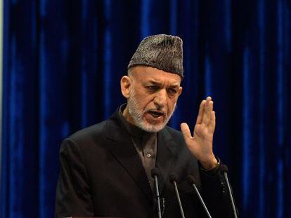 O presidente do Afeganistão, Hamid Karzai, fala a uma assembleia local.