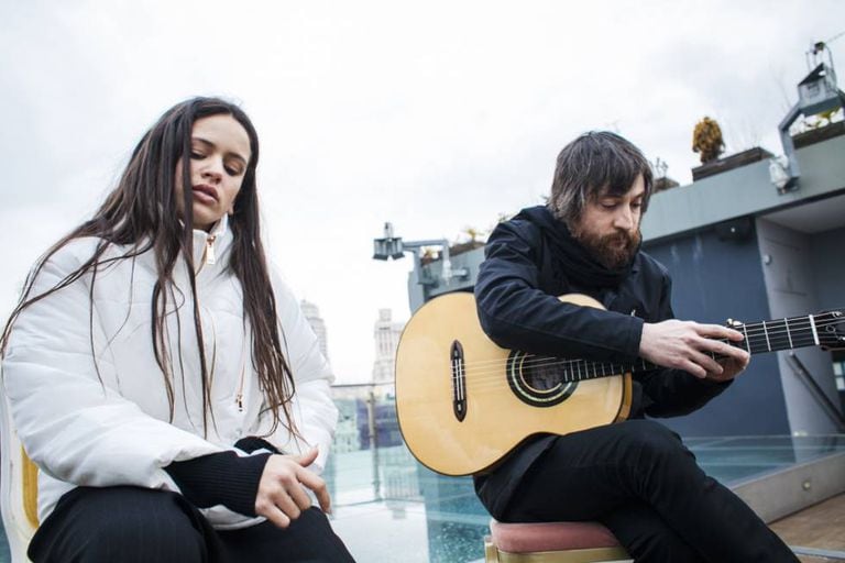 Rosalía e Raül Refree posam num hotel no centro de Madri, onde apresentaram seu disco de flamenco