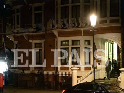Soler deixa a embaixada do Equador em Londres em 9 de novembro após encontrar Assange.