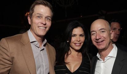 Patrick Whitesell, Lauren Sanchez e Jeff Bezos, em uma estreia de cinema em dezembro de 2016.