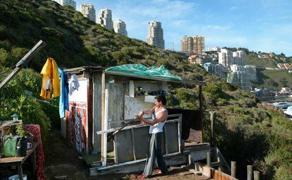 O chileno Marco Henrique, de 40 anos, conserta o barraco onde vive há 15 anos, num morro de Viña del Mar