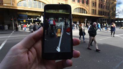 Uma pessoa jogando ao novo 'Pokemon Go' em Melbourne.