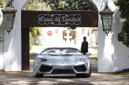 PF apreende carros de luxo do senador Fernando Collor. Na imagem, uma Lamborghini é levada da residência do ex-presidente em Brasília.