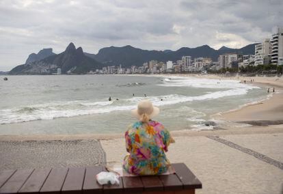 Senhora na praia do Arpoador, no Rio.