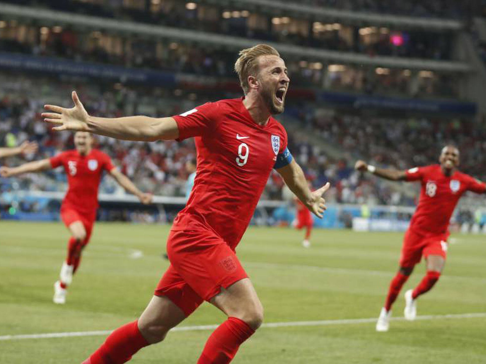 Harry Kane da Inglaterra disputa a bola com jogadores do Panama realizada  neste domingo, 24, no