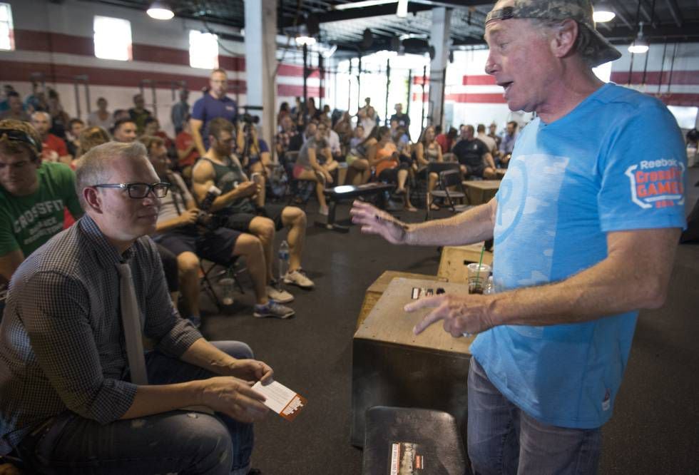 Greg Glassman, dono e fundador da CrossFit Inc. (de pé, de boné), fala com seus funcionários durante um evento da marca organizado em Washington em 2015.