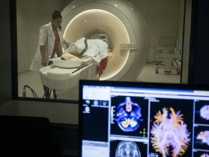 Uma sala de ressonância magnética na Fundação Pasqual Maragall, que pesquisa sobre o Alzheimer.