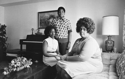 Linda Brown, à direita, com seus dois filhos em sua casa em Topeka, 30 de abril de 1974.