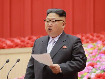 Kim Jong-un discursa durante a Conferência de Presidentes dos Comitês do partido.