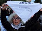 Una mujer sostiene un mensaje de repudio a la liberación de exrepresores de la dictadura argentina, el 10 de mayo de 2017 en Santa Rosa, La Pampa.
