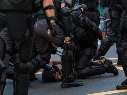 Polícia prende manifestante.