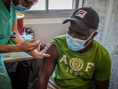 Um refugiado africano é vacinado contra a covid-19, na terça-feira, em Tel Aviv.