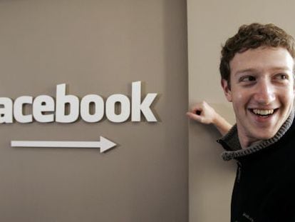 Mark Zuckerberg na sede de Facebook, em 2007.