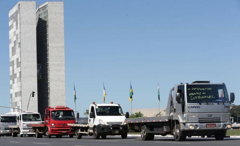 Caminhoneiros estacionam próximo ao Congresso Nacional durante protesto contra o aumento do preço do combustível, na segunda-feira.