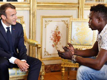 O presidente francês, Emmanuel Macron, recebe o imigrante malinês Mamoudou Gassama.