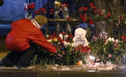 Uma mulher põe flores no local do último atentado em Volgogrado.