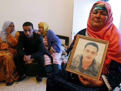 A mãe e os irmãos de Anis Amri, suspeito do atentado de Berlim, em sua casa de Ueslatia (Tunísia), na quinta-feira.