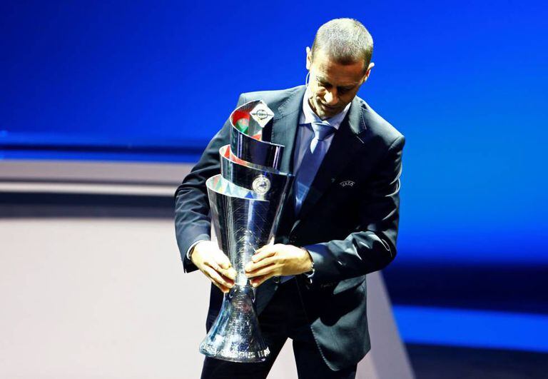 Aleksander Ceferin, presidente da UEFA, exibe o troféu da nova Liga das Nações.