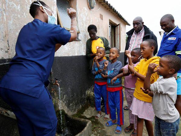 Una trabajadora sanitaria enseña a lavarse las manos a los niños del suburbio de Umlazi, cerca de Durban (Sudáfrica), el 4 de abril de 2020, para detener el contagio por coronavirus.