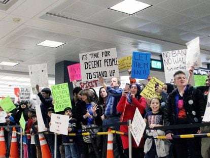 Manifestantes no aeroporto de Dulles, nos arredores de Washington.