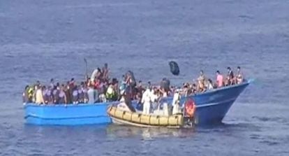 Barco da marinha italiana resgata os migrantes.