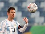 AME8911. CUIBÁ (BRASIL), 28/06/2021.- Lionel Messi de Argentina lanza un balón hoy, en un partido del grupo A entre Bolivia y Argentina de la Copa América en el estadio Arena Pantanal en Cuiabá (Brasil). EFE/Sebastiao Moreira