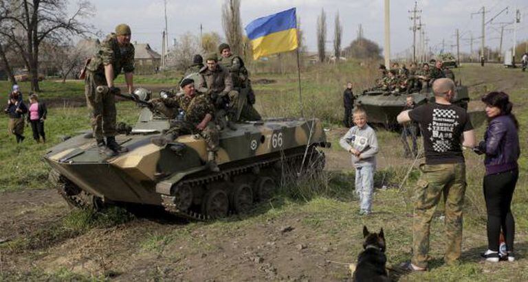 Soldados ucranianos tomam posições na região de Donetsk, na terça-feira.