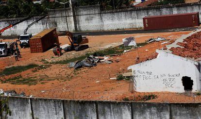Os containers sendo instalados neste sábado em Alcaçuz.